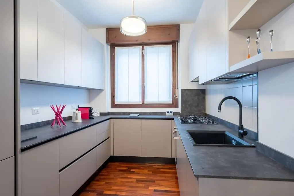 Apartment Duomo-PortaromanaXxl Home Terrace & Free Parking Milan